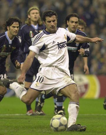 Con il trasferimento di Luis Figo si torna al 2000, quando pass  dal Barcellona al Real Madrid alla cifra di 62 milioni di euro. Ansa